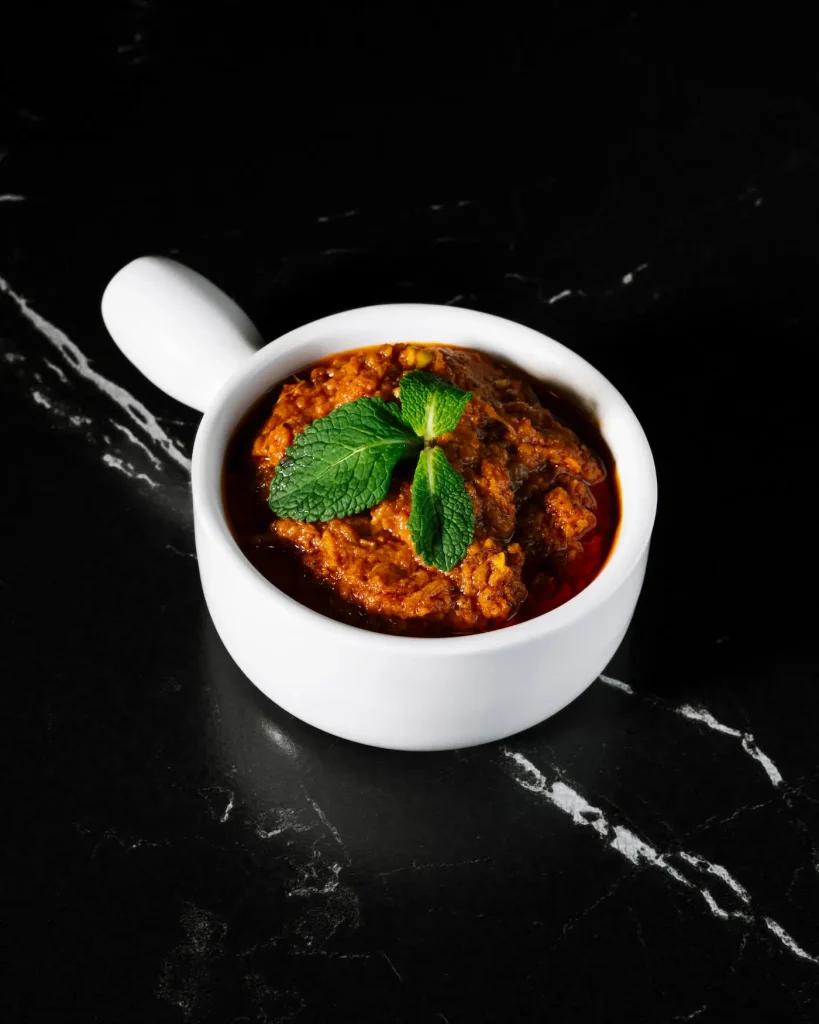 Mirza Ghasemi, purée d’aubergines grillées avec œuf, ail et tomate