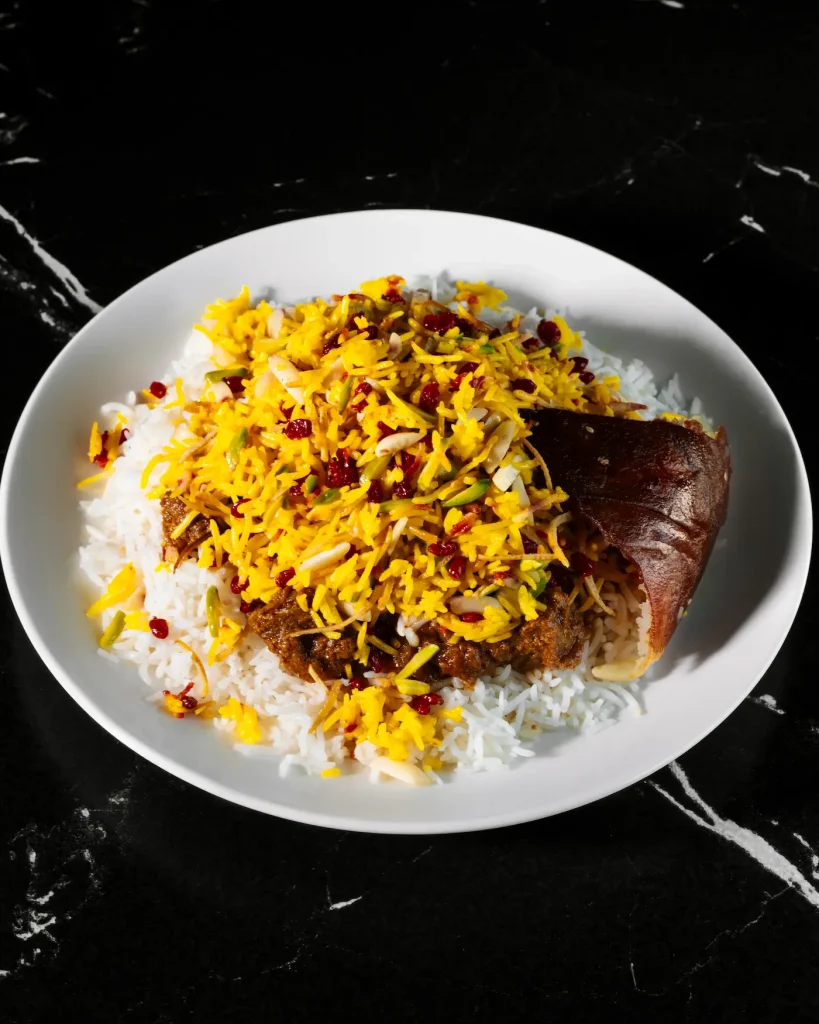 Gheimeh Nesar avec riz safrané, épine-vinette, pistaches et amandes