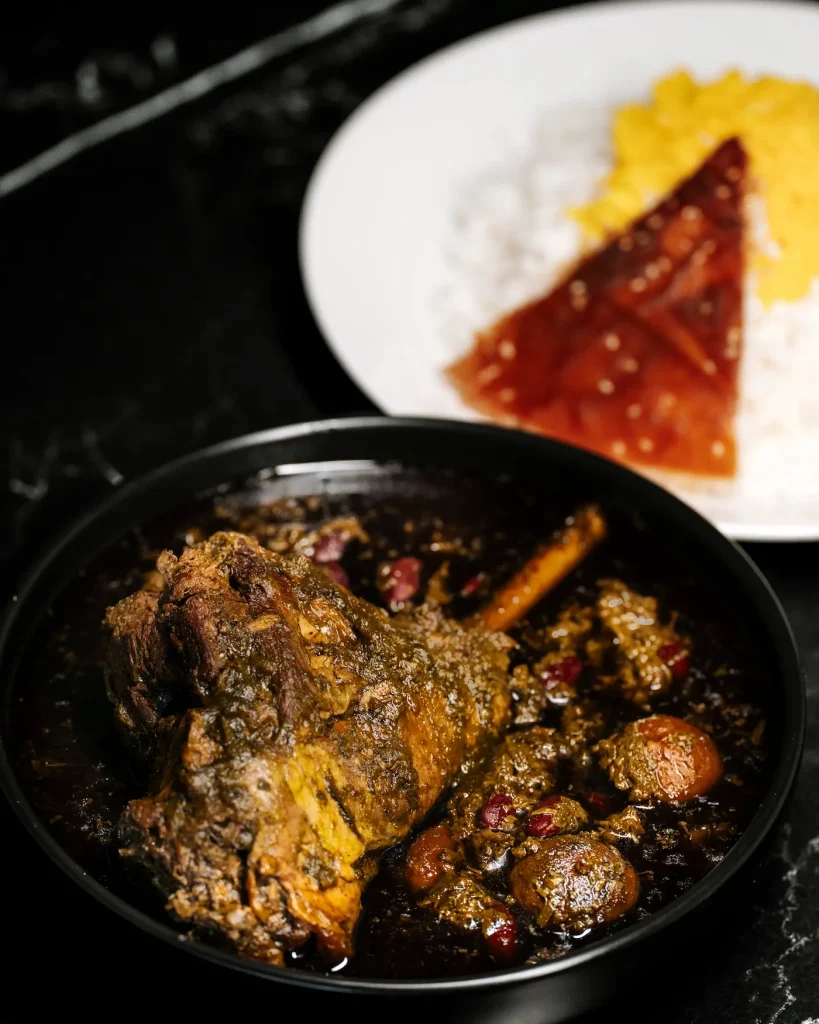 Ghormeh Sabzi persan aux herbes avec jarret d’agneau, haricots et citron noir séché